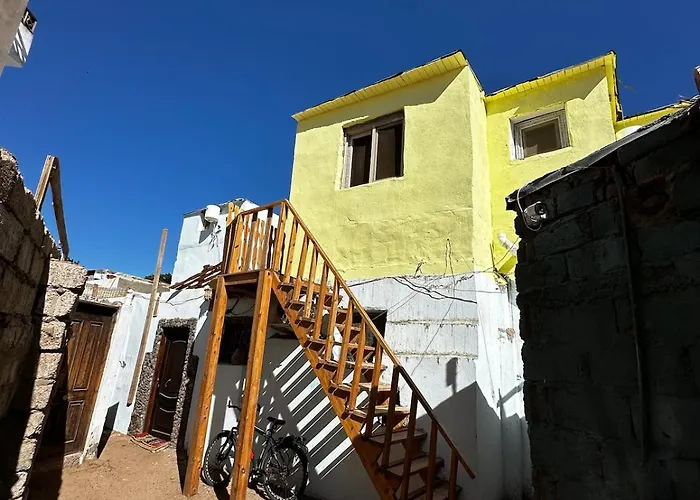 Yellow House Apartment *